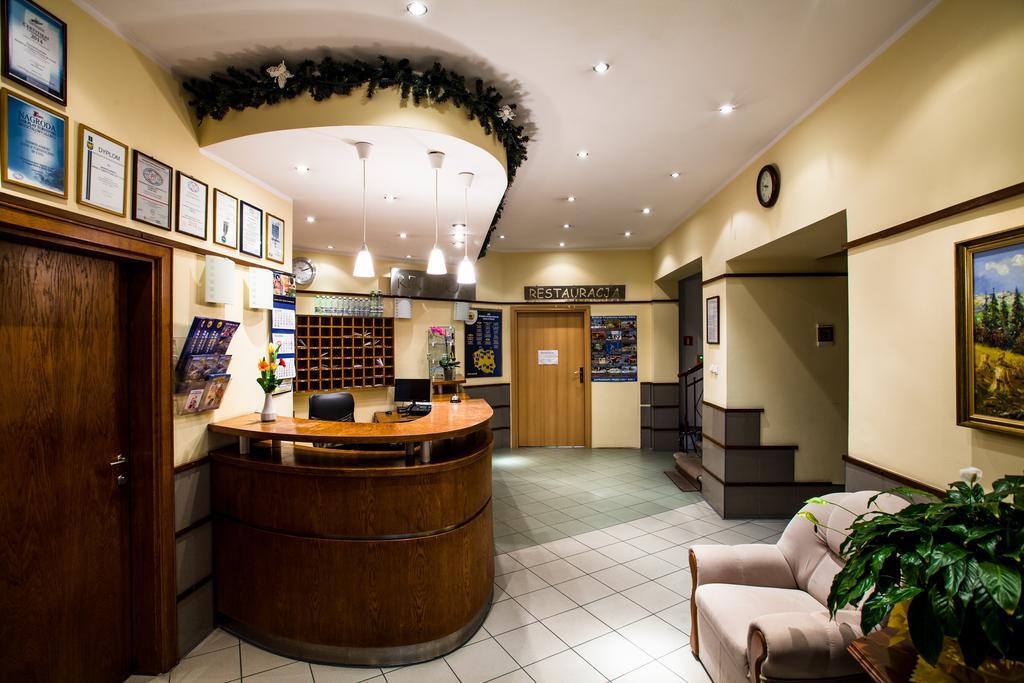Hotel *** Nat Krynica Zdroj Buitenkant foto
