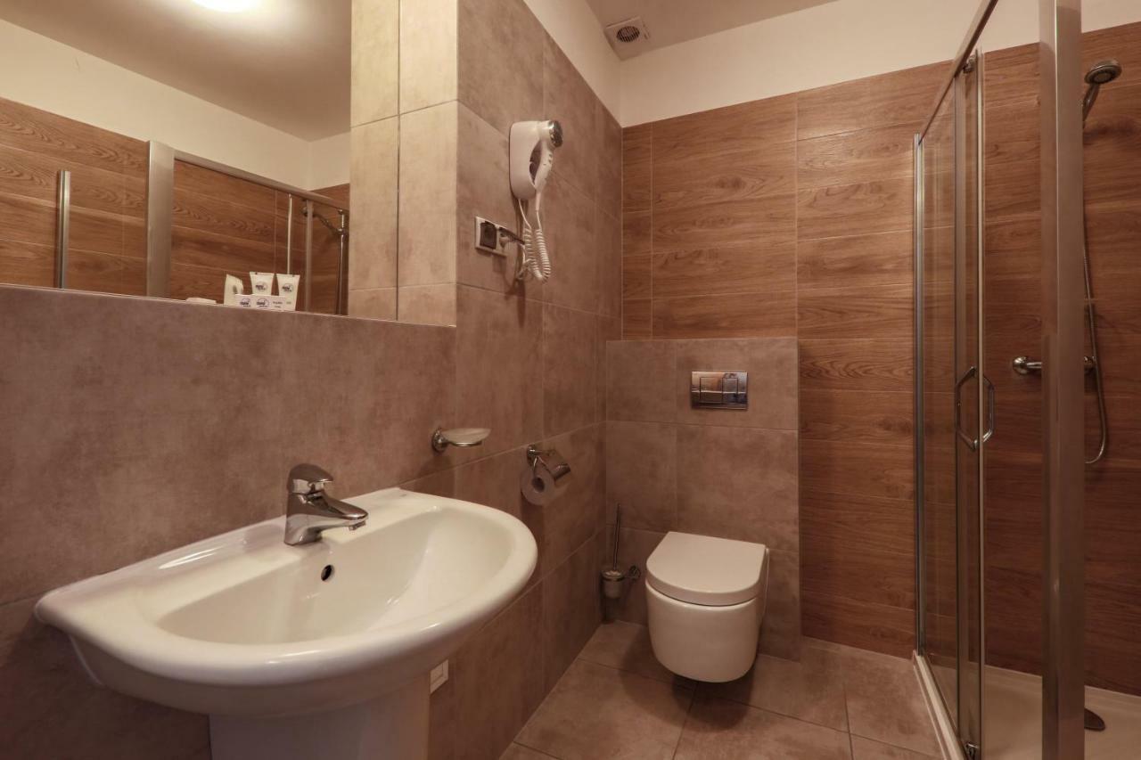 Hotel *** Nat Krynica Zdroj Buitenkant foto